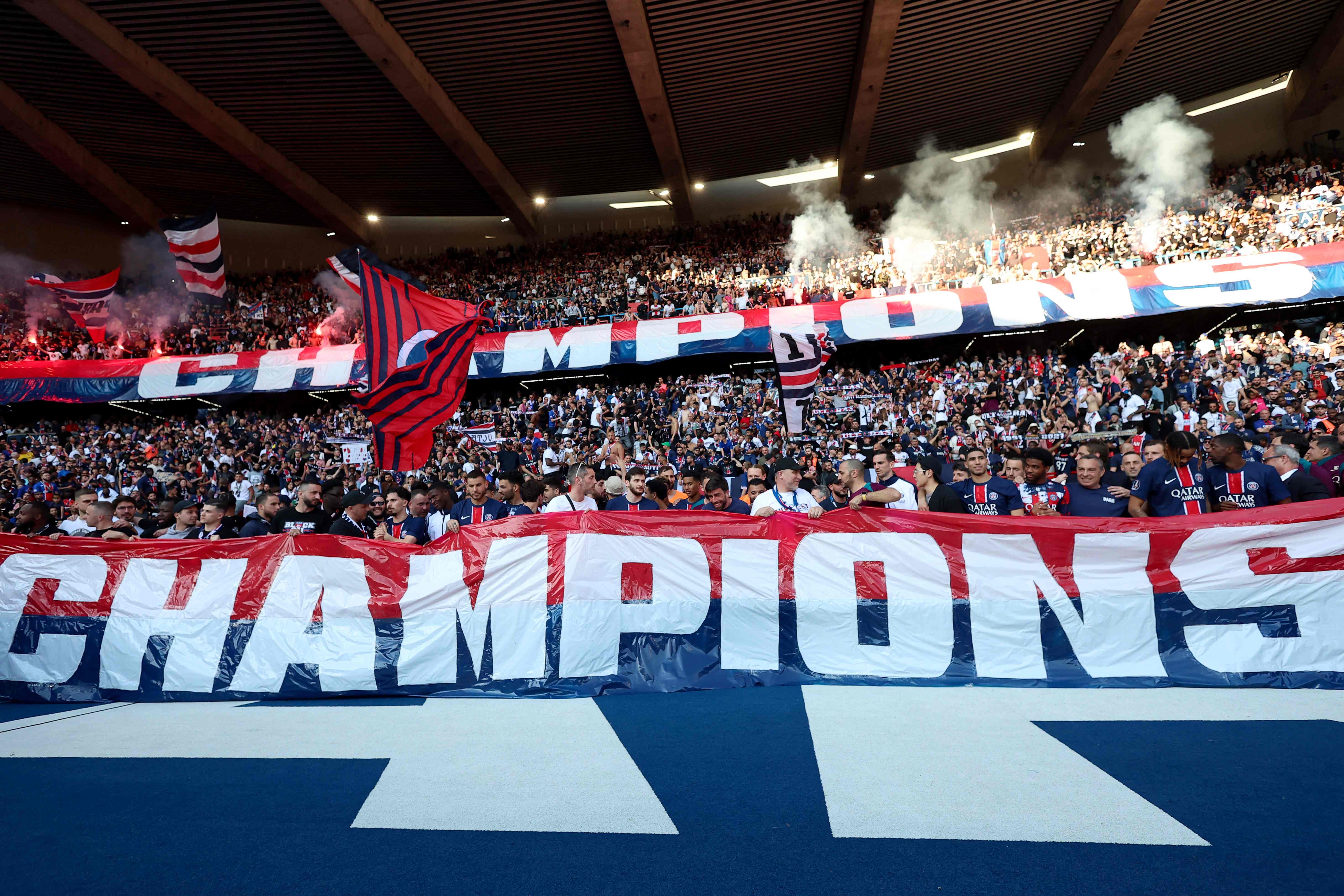 关于小组赛落幕，巴黎圣日耳曼大胜华丽晋级的信息