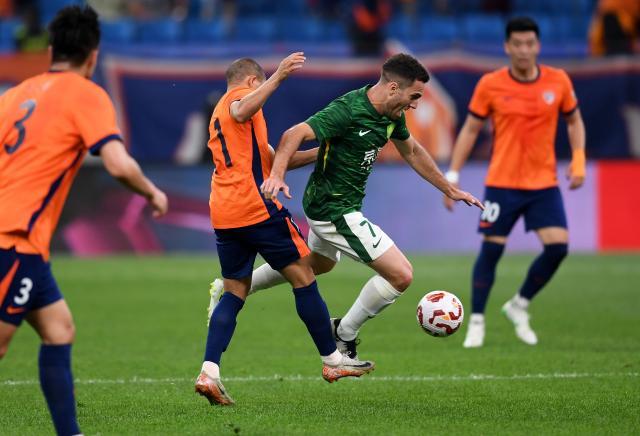  国安足球队员李磊被警察扭送下机 