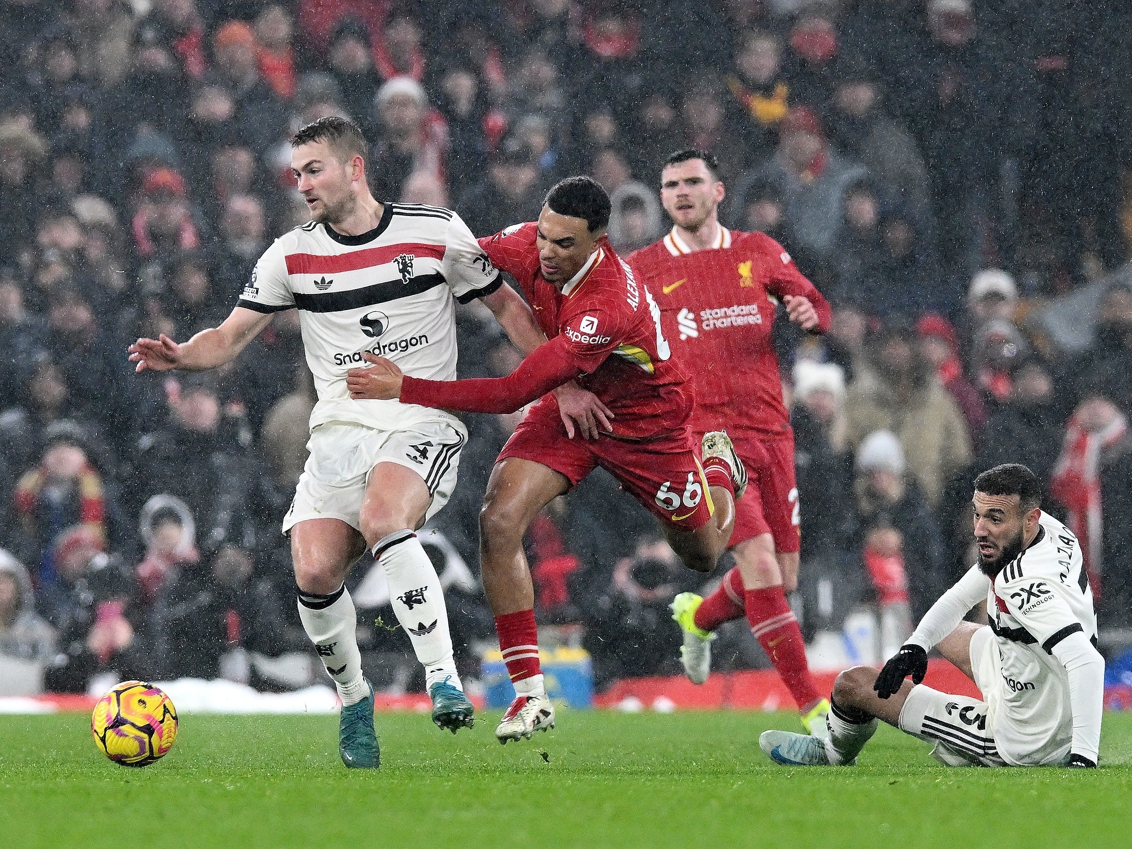 包含曼联遭遇争议红牌，本泽马乘势反超比分完成逆转的词条