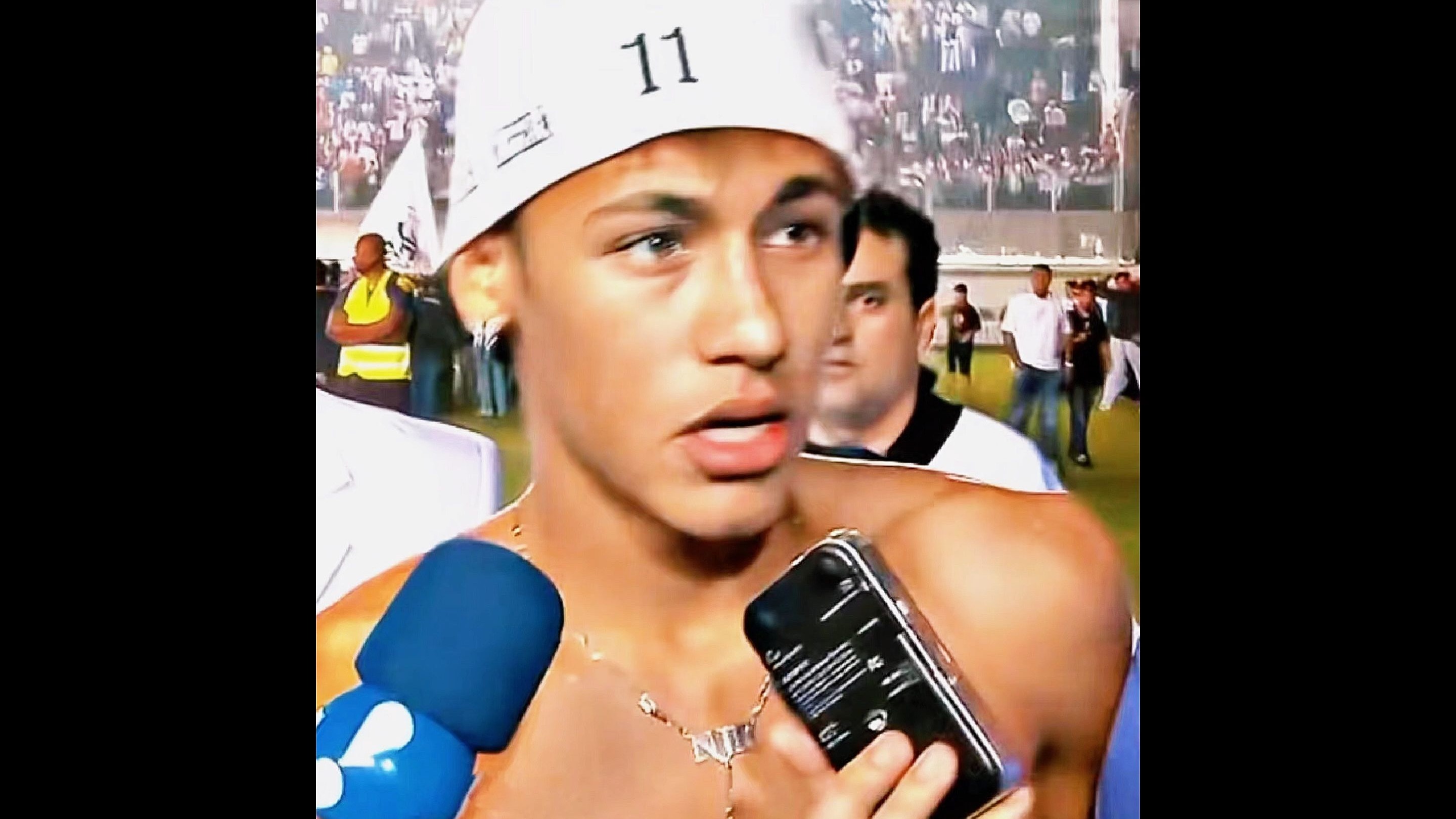 关于曼联场边指挥情绪激动，内马尔队员怒摔水瓶的信息