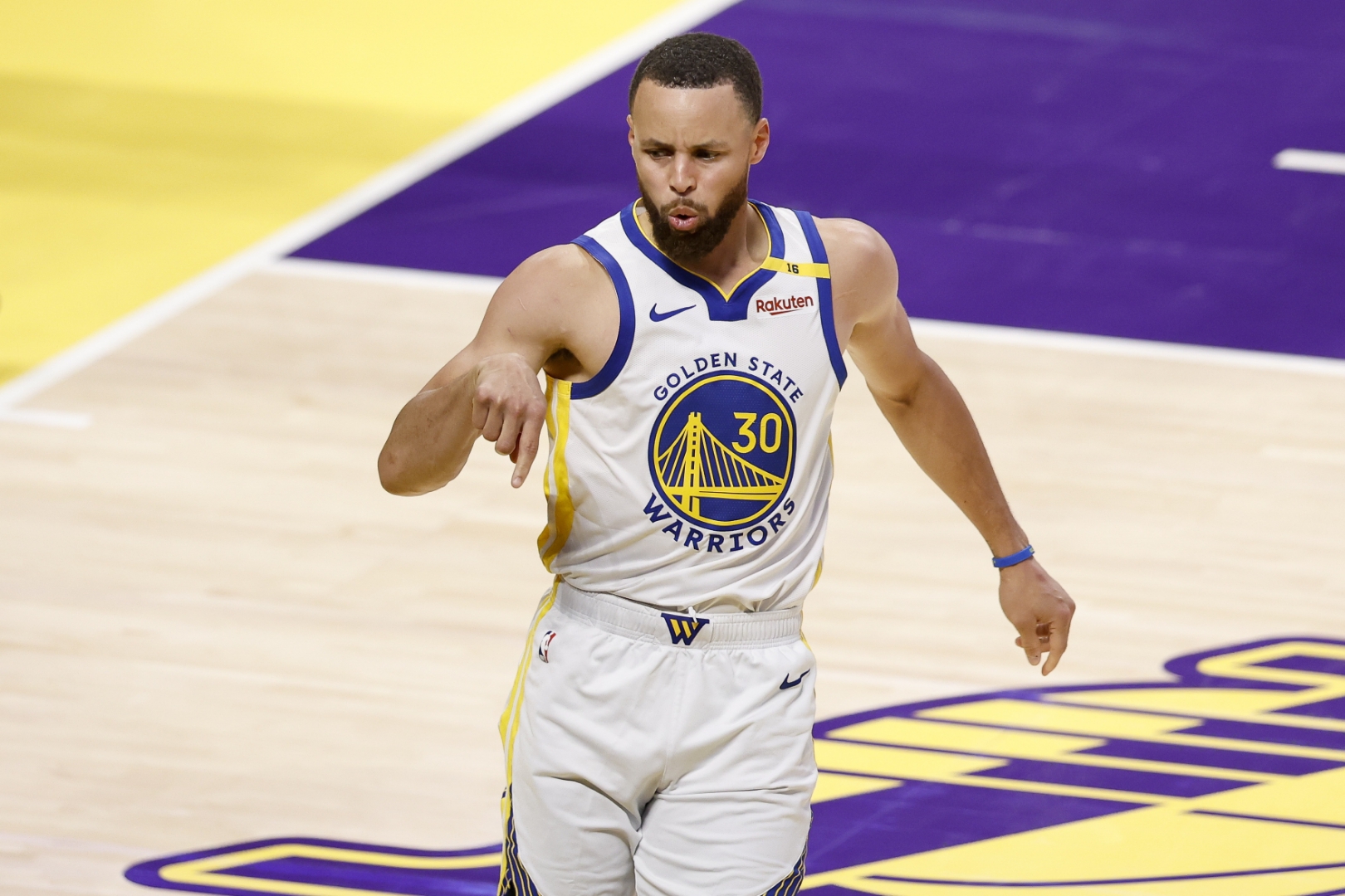  字母哥赛事官方发布关键助攻新规，勇士争议不断！